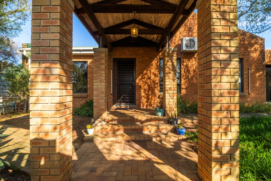5 Bedroom Property for Sale in Vredekloof Heights Western Cape